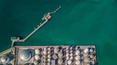 Tank sahası için toplu petrol ve benzin depolama, ham petrol depolama terminali, boru hattı operasyonları, hava görünümünü petrol ürünleri dağıtır.