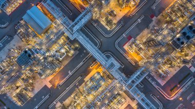 Hava üstten görünüm petrol ve doğal gaz rafineri bitki formu sanayi bölge geceleri.
