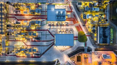 Petrol rafineri tesisi ve gaz rafineri tesisi formu Petrokimya endüstrisi bölgede gece, hava Üstten Görünüm.