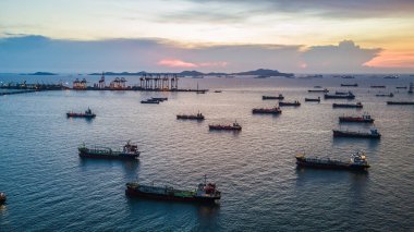 Hava üstten görünüm tanker gemi park deniz, Ham Petrol tanker gemi ve Lpg tankeri gemi denizde günbatımında yükleme.