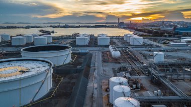 Havadan görünümü petrol terminali sanayi için petrol ve petrokimya ürünleri daha fazla depolama tesisleri taşınmaya hazır bir tesistir.