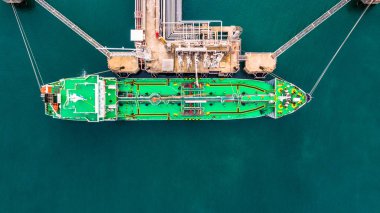 Yeşil petrol tankeri yük gemisi tipik kıyı istasyonu kargo işlemleri altında hava Üstten Görünüm.