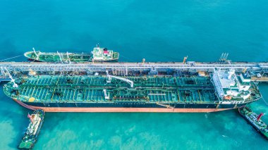 Bağlantı noktasında terminal yağ hava görünümünü atış ham petrol tankeri gemisinin demirli.