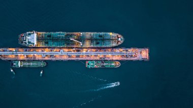 Limanda hava görünümünü terminal depolama petrol ve petrokimya ürünleri daha fazla depolama tesisleri taşınmaya hazır için endüstriyel tesis yağdır petrol tankeri gemisinin havadan görünümü.