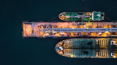 Limanda hava görünümünü terminal depolama petrol ve petrokimya ürünleri daha fazla depolama tesisleri taşınmaya hazır için endüstriyel tesis yağdır petrol tankeri gemisinin havadan görünümü.