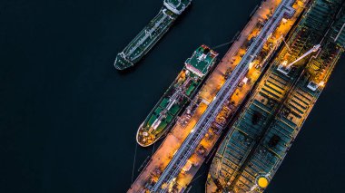 Limanda hava görünümünü terminal depolama petrol ve petrokimya ürünleri daha fazla depolama tesisleri taşınmaya hazır için endüstriyel tesis yağdır petrol tankeri gemisinin havadan görünümü.