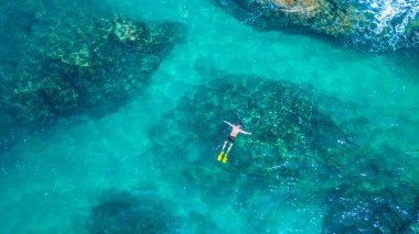 Havadan görünümü genç adam şnorkel bir temizlemek tropikal deniz, Phuket, Tayland