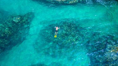 Havadan görünümü genç adam şnorkel bir temizlemek tropikal deniz, Phuket, Tayland
