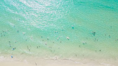 Havadan görünümü tropikal beyaz kum plaj azure ile açık hava görüş Surin Beach, Phuket, Tayland, su, şemsiye ve yeşillikler.