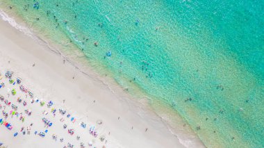 Su, şemsiye ve yeşillikler açık hava görüş azure ile tropikal beyaz kum plaj. Üstten Görünüm. Hava Phuket beach, Phuket, Tayland, Thailand çekim.