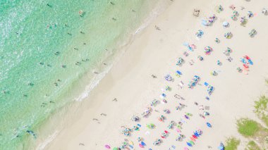 Havadan görünümü tropikal beyaz kum plaj azure ile açık hava görüş Surin Beach, Phuket, Tayland, su, şemsiye ve yeşillikler.