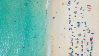 İnsanlar kalabalık dinlendirici hava üstten görünüm şemsiye ve turkuaz deniz, Phuket, Tayland phuket sahilde.