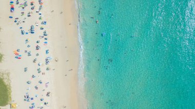 İnsanlar kalabalık dinlendirici hava üstten görünüm şemsiye ve turkuaz deniz, Phuket, Tayland phuket sahilde.