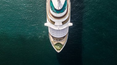 Havadan görünümü büyük cruise gemi denizde, yolcu gemisi gemi yelken Tayland Körfezi arasında.