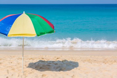 Plaj şemsiyesi beach güneşli gün, deniz arka planda.