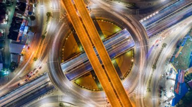 Hava üstten görünüm yolu dolambaçlı kavşak şehrin gece araç araba hafif hareketi ile.