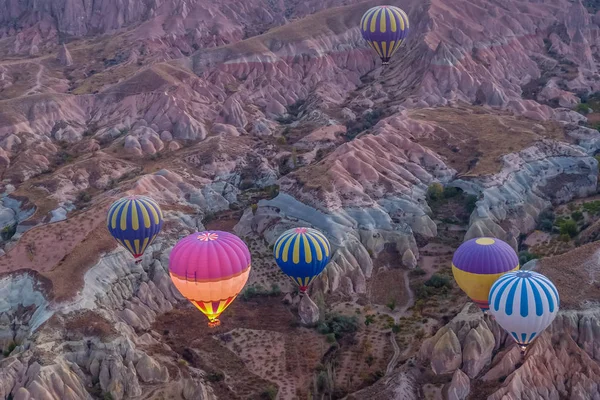热气球飞越壮观的卡帕多西亚 游客享受卡帕多西亚的压倒性景色 土耳其 — 图库照片