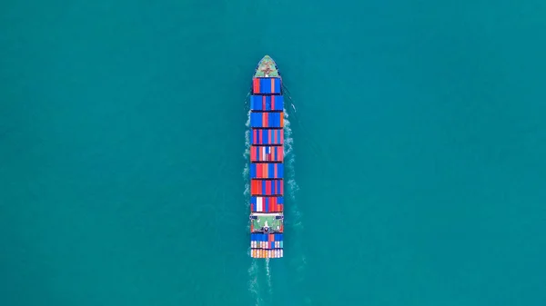 公開した海でコンテナー船によるインポートとエクスポート ロジスティック ビジネスおよび輸送用コンテナーを運ぶコンテナー船 — ストック写真