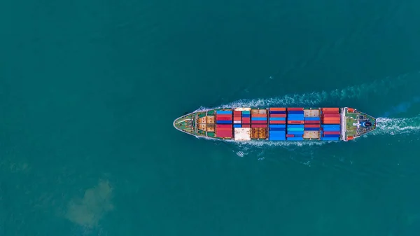 外海における船舶による輸出入 事業物流及び貨物輸送のための容器を運搬する空中ビューコンテナ船 — ストック写真