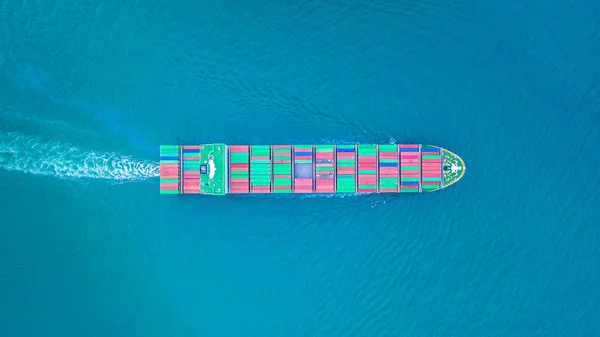 外海ビュー貨物コンテナ船は オープン海で船で輸出入 ビジネスロジスティクスと輸送のためのコンテナを運ぶ — ストック写真