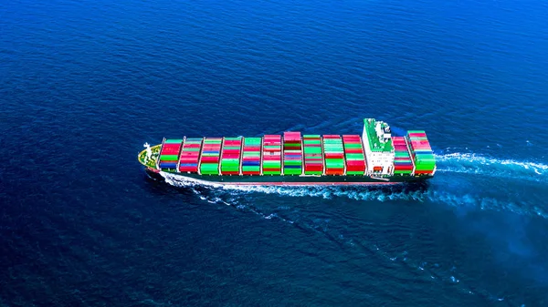 オープン海での船舶による輸出入用コンテナ船 航空ビュー事業物流及び貨物輸送 — ストック写真