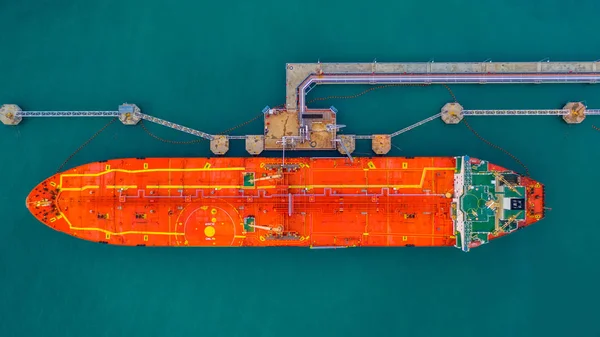 Tanker gemisi liman görüntüsüne yukarıdan yükleniyor, Tanker gemisi lojistik ihracat işi ve ulaşım, hava görüntüsü.