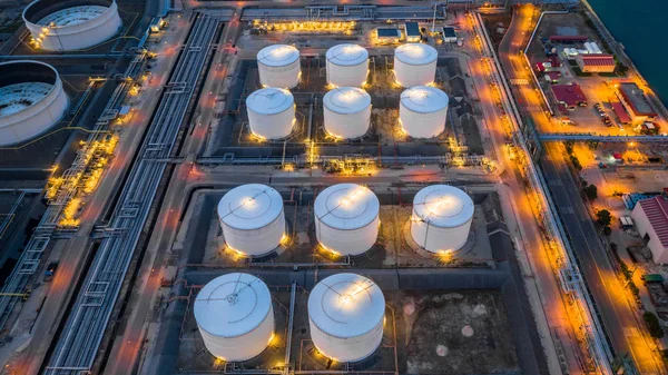 Petrol depolama tankı, gece gaz depolama tankı Petrokimya endüstrisi, hava manzaralı petrol ve gaz depolama.
