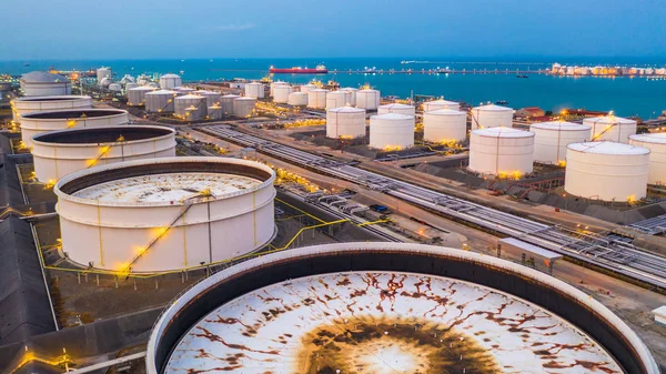 Petrokimya terminalindeki depolama tankları ve petrol terminali.