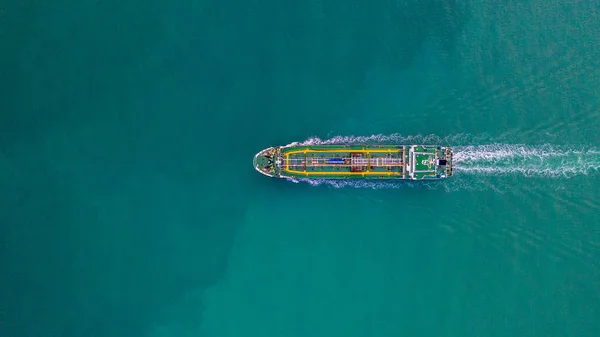 Tanker gemisi hava görüntüsü, petrol tankeri ve petrol tankeri açık okyanusta yol alıyor..