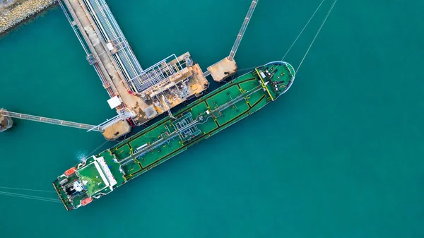 港におけるタンカー船 石油ターミナルタンカー船荷役 空中風景 — ストック写真