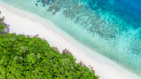 空中俯瞰美丽的热带岛屿 拥有白色沙滩和蓝色清澈的海水 顶部俯瞰珊瑚礁 安达曼海 — 图库照片