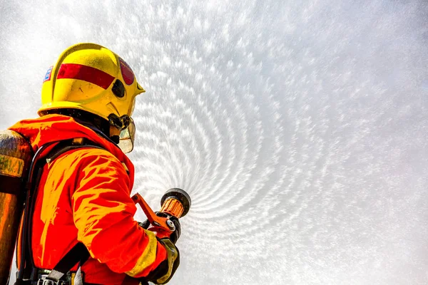 Feuerwehrmann Mit Feuerlöscher Und Wasser Aus Schlauch Zur Brandbekämpfung Feuerwehrmann — Stockfoto