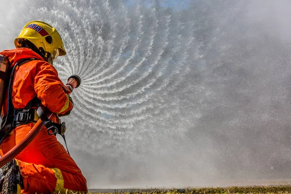 Пожежний Який Використовує Вогнегасник Воду Шланга Пожежогасіння Пожежний Розпилює Воду — стокове фото