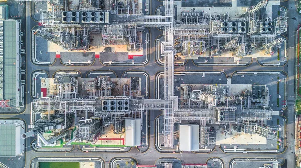 Hava üstten görünüm petrol ve doğal gaz rafineri fabrika ve petrokimya tesisi.