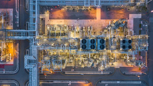 夜间石油和天然气炼油厂形成工业区 — 图库照片