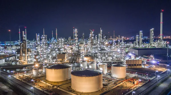 Hava üstten görünüm petrol ve gaz rafineri fabrika ve petrokimya tesisi geceleri.