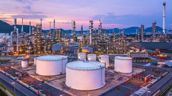 Hava üstten görünüm petrol ve gaz kimyasal tank ile petrol rafineri tesisi arka plan alacakaranlıkta.