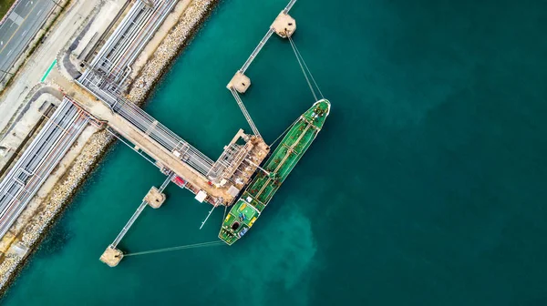 Yeşil Petrol Tankeri Yük Gemisi Tipik Kıyı Istasyonu Kargo Işlemleri — Stok fotoğraf