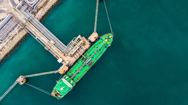 Vista Aérea Superior Del Buque Cisterna Petróleo Verde Operaciones Carga —  Fotos de Stock