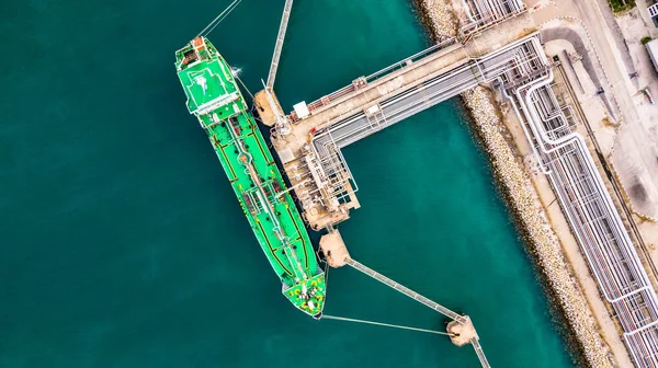 Luftaufnahme Von Grünem Öltanker Frachtschiff Frachtbetrieb Auf Typischer Landstation — Stockfoto