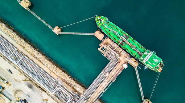 典型的な海岸地球局の貨物操作の下で緑の石油タンカー貨物船の空中のトップ ビュー — ストック写真