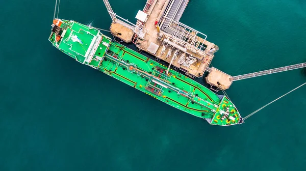 Yeşil Petrol Tankeri Yük Gemisi Tipik Kıyı Istasyonu Kargo Işlemleri — Stok fotoğraf