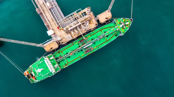 Top Luchtfoto Van Groene Olietanker Vrachtschip Onder Lading Bewerkingen Typische — Stockfoto