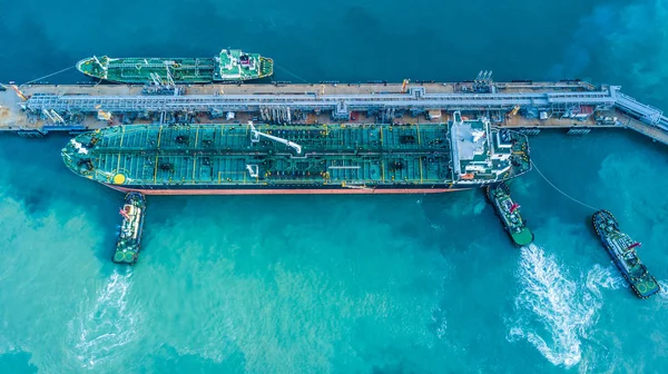 Bağlantı noktasında terminal yağ hava görünümünü atış ham petrol tankeri gemisinin demirli.