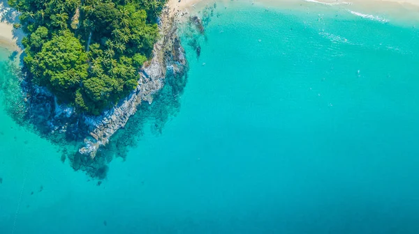 Havadan görünümü tropik ada beyaz kum plaj ve açık mavi