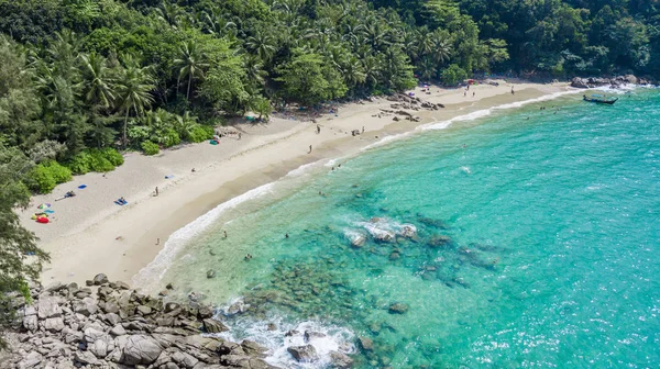 Phuket beach, Phuket, Tayland, havadan görünümü tropikal beyaz kum plaj azure ile havadan görünümü çekim açık su, şemsiye ve yeşillikler.