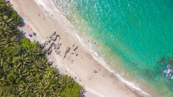 鸟热带白色沙滩 清澈的海水 雨伞和郁郁葱葱的绿地 顶部视图 普吉岛海滩的空中射击 普吉岛 — 图库照片