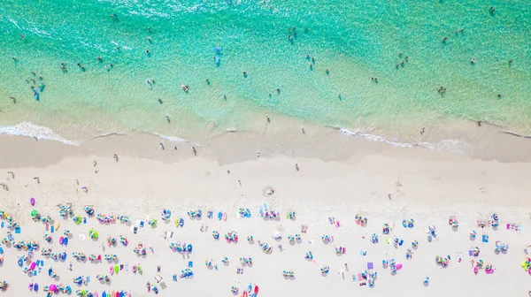 Su, şemsiye ve yeşillikler açık hava görüş azure ile tropikal beyaz kum plaj. Üstten Görünüm. Hava Phuket beach, Phuket, Tayland, Thailand çekim.