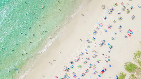 Havadan görünümü tropikal beyaz kum plaj azure ile açık hava görüş Surin Beach, Phuket, Tayland, su, şemsiye ve yeşillikler.