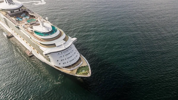 Luftaufnahme Großes Kreuzfahrtschiff Auf See Passagier Kreuzfahrtschiff Segelt Über Den — Stockfoto